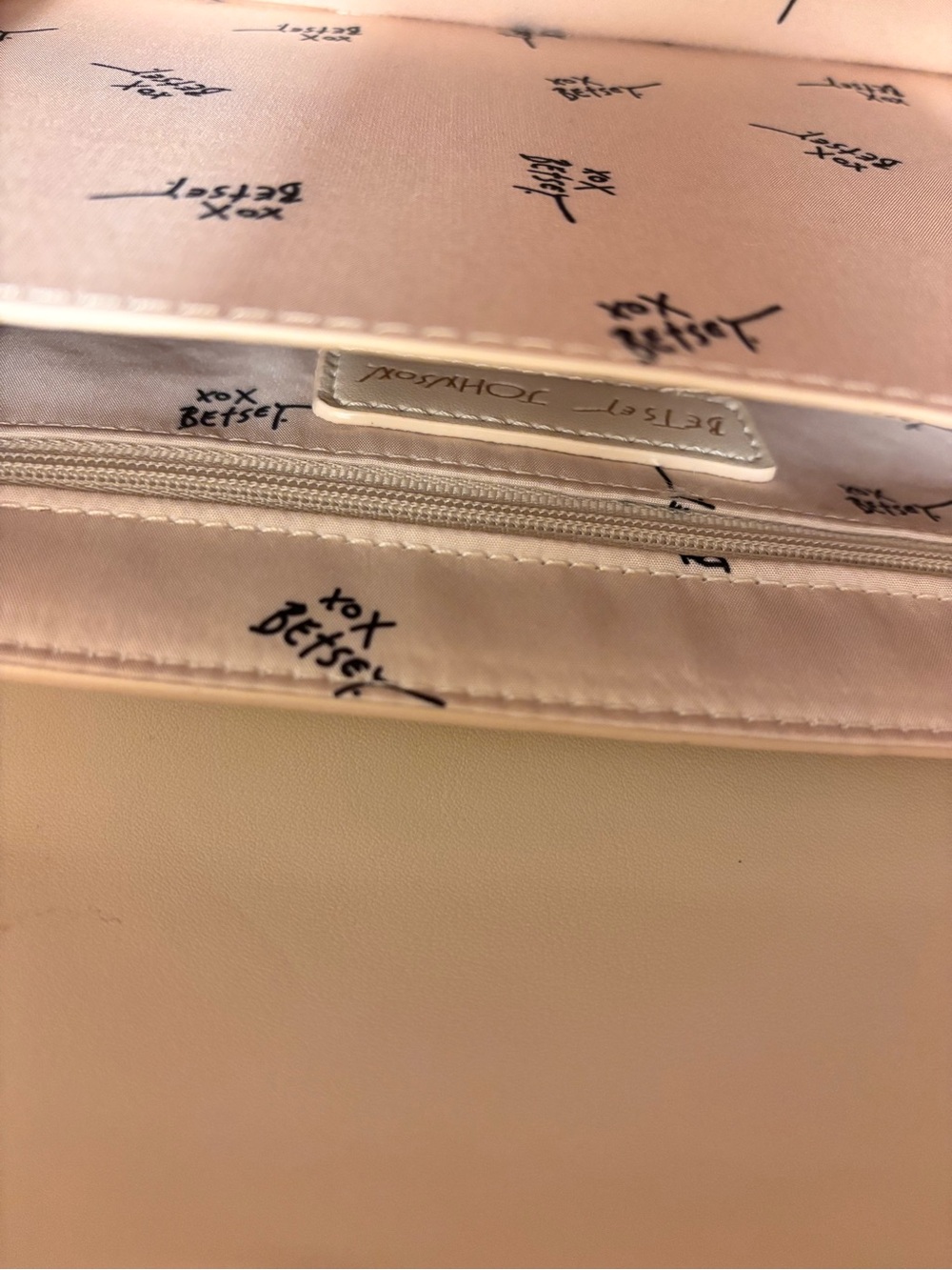 🎉BOGO 1/2🎉 Betsey Johnson White Satchel with Red Cherry Charm - Picture 4 of 4